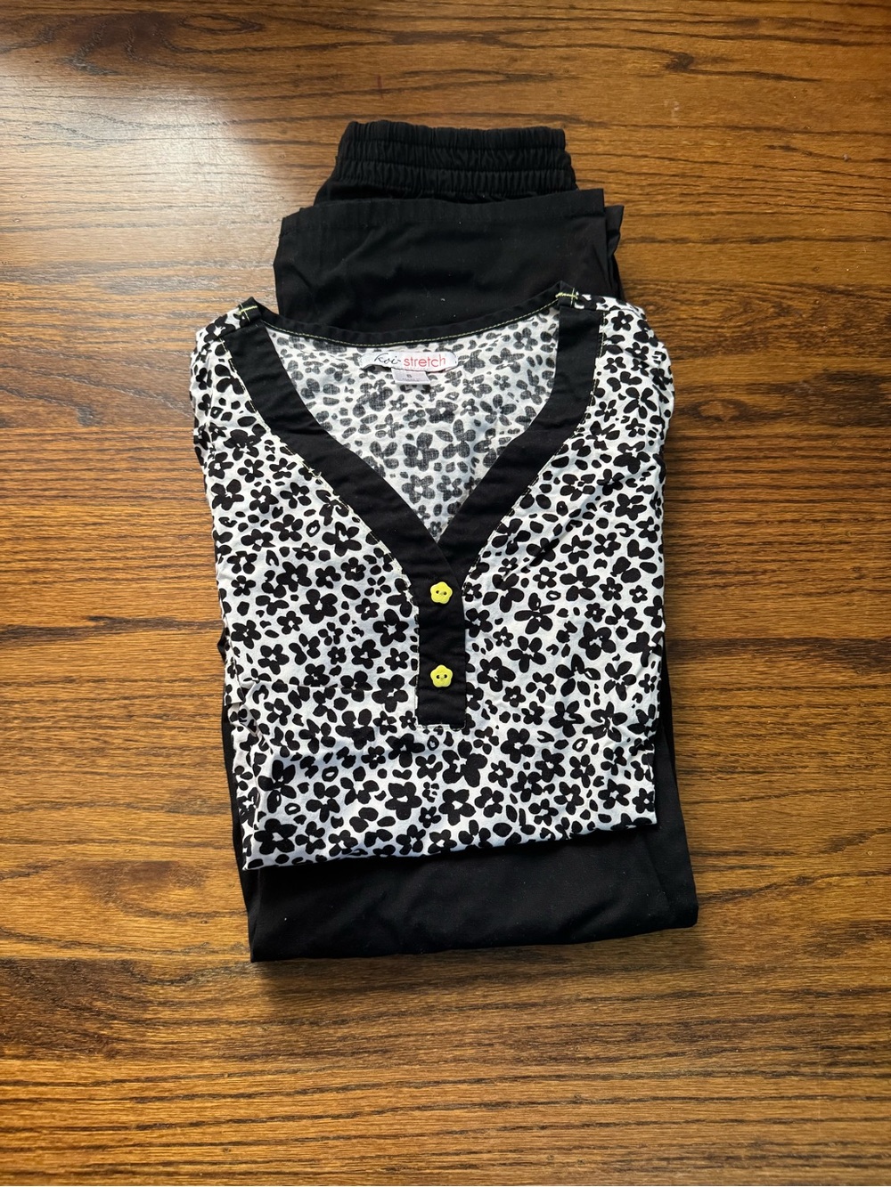 Womens Black & White Floral Henley Scrub with pants small - Stretch